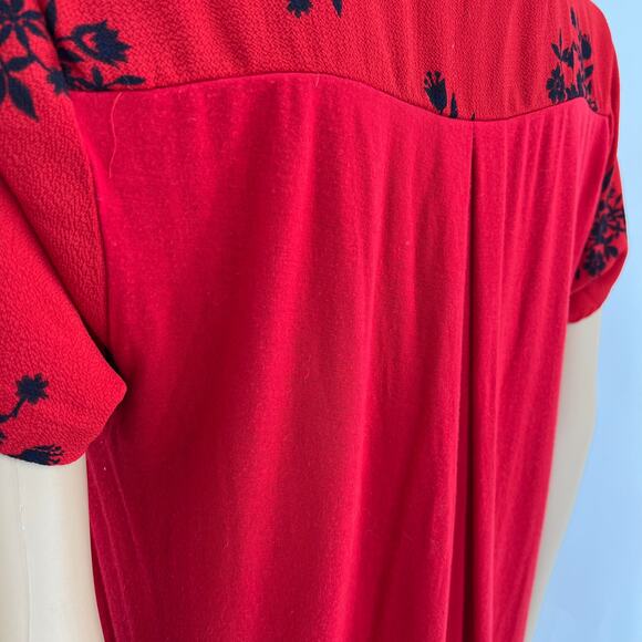 Tempted MEDIUM Red Floral Zipper V Neck Short Sleeve High Low Hem Blouse Top - Picture 5 of 7